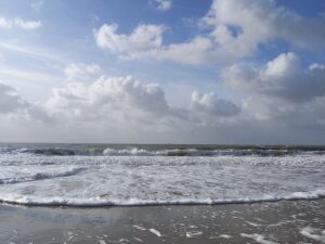 Dii Wellen am Meer kommen und gehen wie einatmen und ausatmen