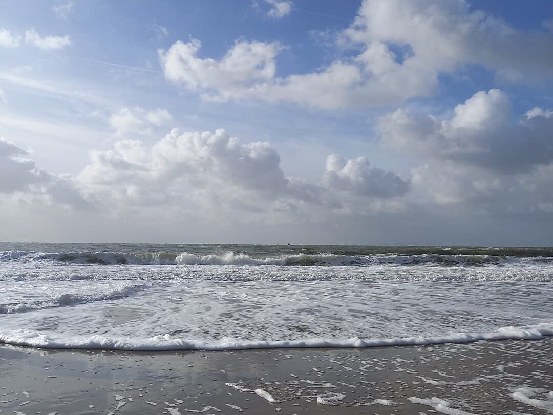 Dii Wellen am Meer kommen und gehen wie einatmen und ausatmen