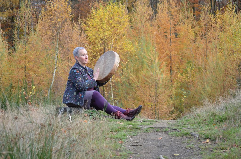 DaniEla mit Trommel im Herbstwald